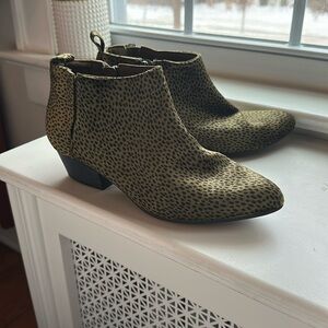 Old navy's size 8 velvet animal print booties